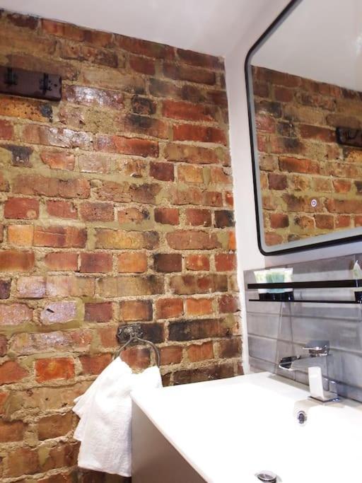 Newly Renovated Stunning Warehouse Apartment Bornemouth Extérieur photo
