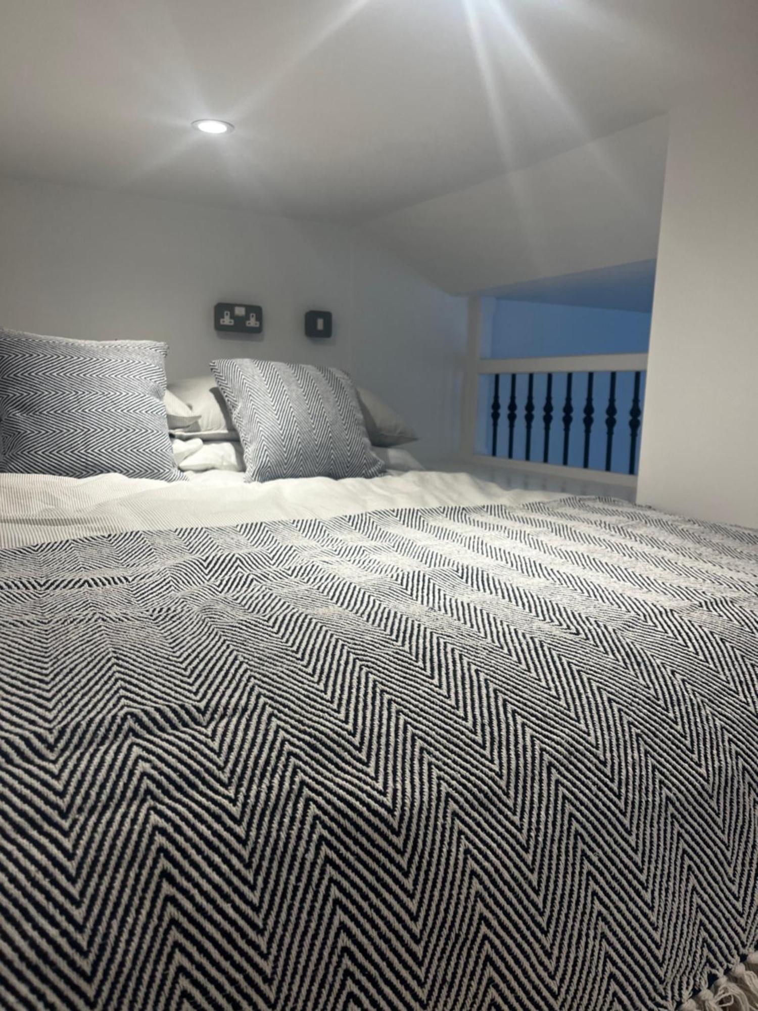 Newly Renovated Stunning Warehouse Apartment Bornemouth Extérieur photo